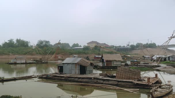 Neblige Flusslandschaft mit Hausbooten und chinesischen Fischernetzen — Stockvideo