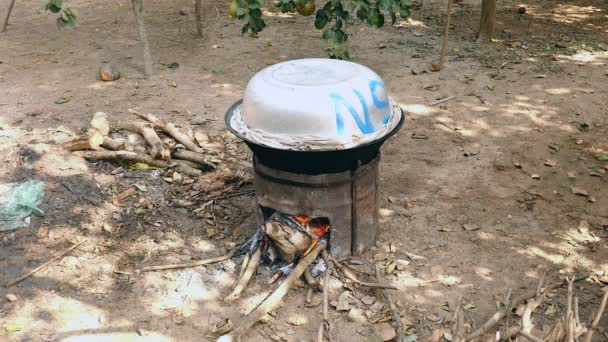 在一个大的木炭和木材火盆烹饪锅炉在户外 — 图库视频影像
