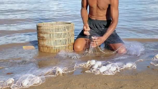 Fisher removendo peixes enredados captura e mantê-lo em uma cesta de bambu — Vídeo de Stock