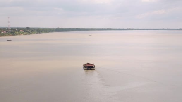 Rückansicht eines Lastkahns, der ausgebaggerten Sand auf dem Fluss transportiert — Stockvideo