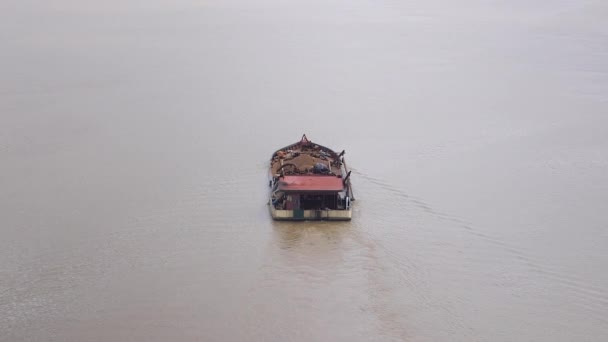 Vista trasera de una barcaza transportando arena dragada en el río — Vídeos de Stock