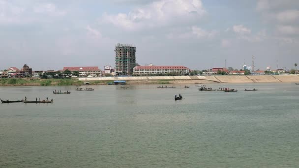 Fishing boats on river and a group of fishers pulling a large net out of water — Stock Video