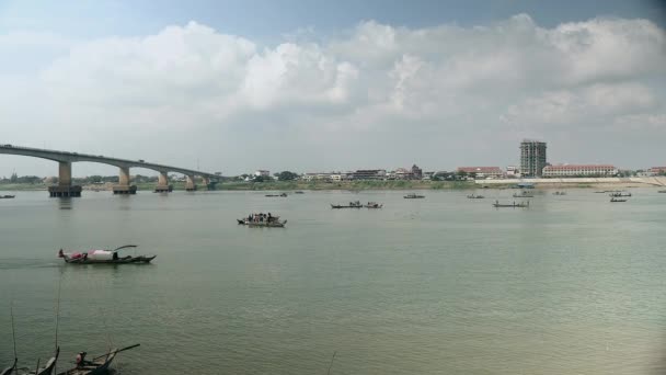 Barcos de pesca no rio e um grupo de pescadores puxando uma grande rede para fora da água — Vídeo de Stock