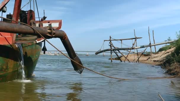 Impianto di pompaggio tubazioni sulla barca per dragaggio sabbia. Sistema di tubazioni che scende lungo il fiume — Video Stock