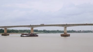 Köprünün altında Nehri üzerinde geçen gemi cruise