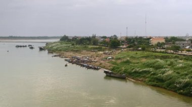 Üst mesafe görünümü bir balık nehir şehir yanında yer alan Pazar