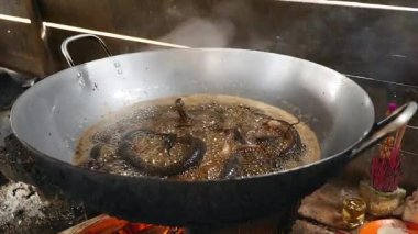 Wok pişirme derin kızartma yılan yakın çekim