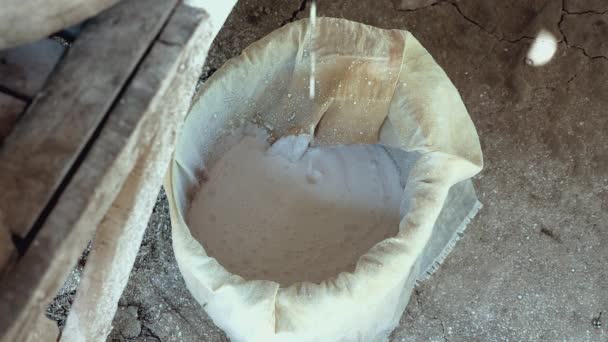 Close-Up az áztatott rizslisztet gyűjtött a nedves rizs csiszolás a malomkő — Stock videók