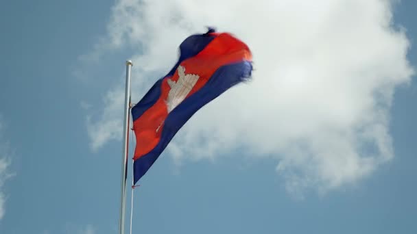 Kambodjas flagga vajande mot klar himmel — Stockvideo