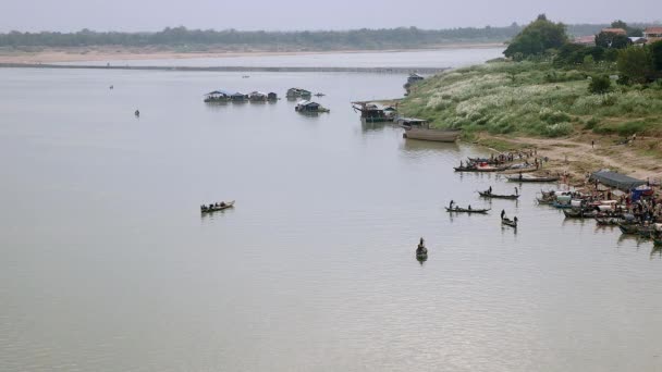 Vista superior al mercado de pescado junto al río en primer plano y puente de bambú sobre el río como telón de fondo (hora de la mañana ) — Vídeo de stock