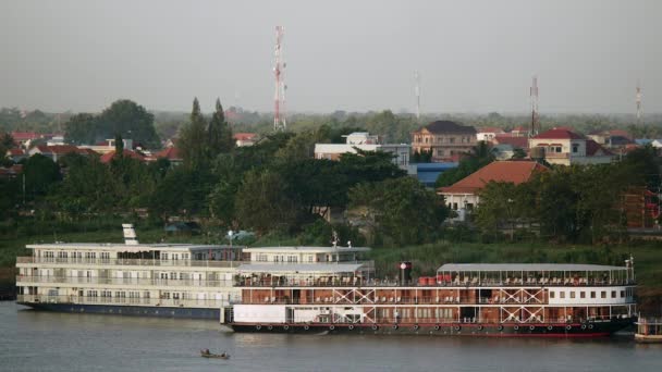 Brzy ráno na řece Mekong s výletní lodě kotví na okraji řeky — Stock video