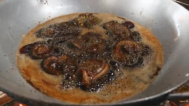 Close-up van Frituur slangen in Wok Cooking — Stockvideo