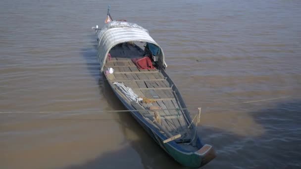Primer plano en un pequeño barco pesquero de madera atado en la orilla del río — Vídeos de Stock