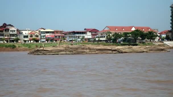 Kampong - Camboja - 03-04 - 2015: barcaça puxando atrás de um grande monte de postes de bambu rio abaixo — Vídeo de Stock