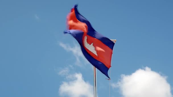 澄んだ空に手を振っているカンボジアの旗 — ストック動画
