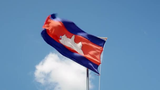 Cambodjaanse vlag zwaaien tegen heldere hemel — Stockvideo