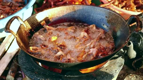 Rãs fritas em um wok sobre um fogão doméstico — Vídeo de Stock