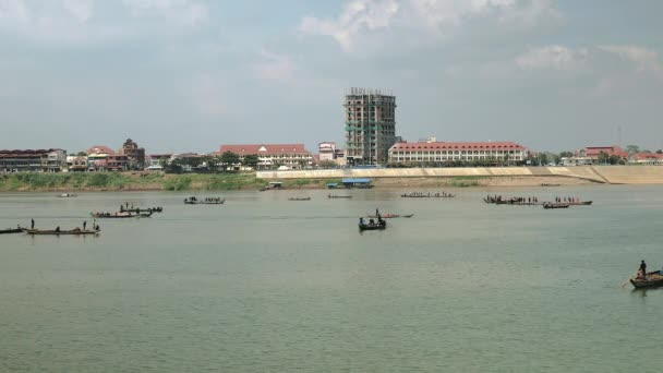 Fishing boats on river and a group of fishers pulling a large net out of the water — Stock Video