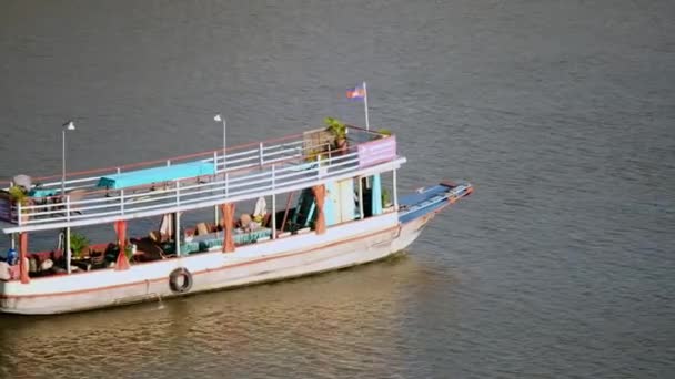Vista superior de um pequeno navio de cruzeiro fluvial que navega no Rio Mekong — Vídeo de Stock
