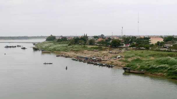 Vista de la distancia superior en un mercado de pescado de la mañana situado en la orilla del río junto a la ciudad — Vídeos de Stock