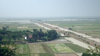 Kırsal manzara ve sular altında paddy alanları