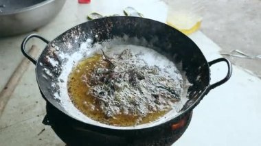 Ölü kurbağa yakın çekim yemek pişirmek için yağ kaynar içine daldı
