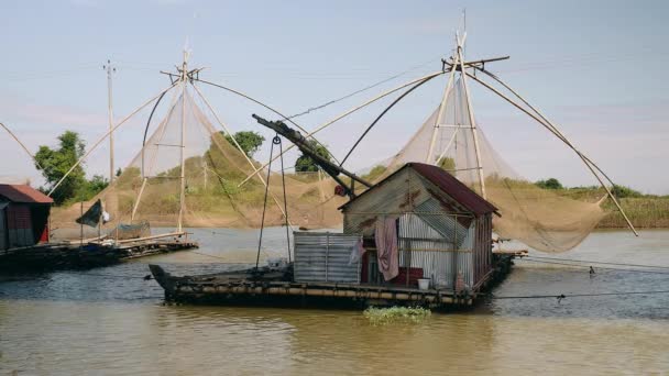 Péniches avec filets de pêche chinois soufflant dans le vent fort — Video