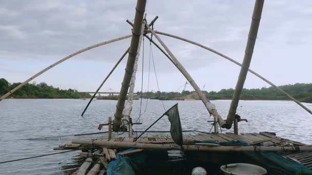 Zbliżenie się do chińskiej sieci rybackiej podniesionej z wody — Wideo stockowe