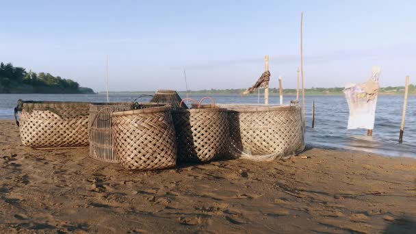 Cestas de bambú utilizadas para actividades pesqueras en la orilla del río — Vídeo de stock