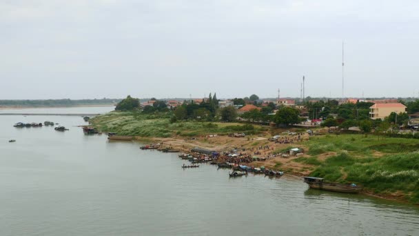 Vista distanza superiore su un mercato del pesce mattutino situato sulla riva del fiume vicino alla città — Video Stock