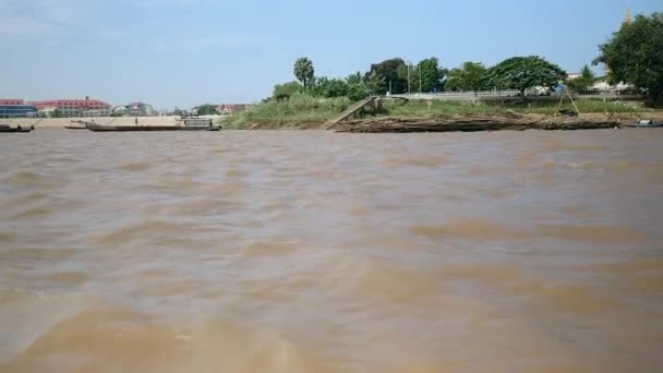 Péniche tirant derrière un grand tas de poteaux de bambou vers le bas d'une rivière — Video