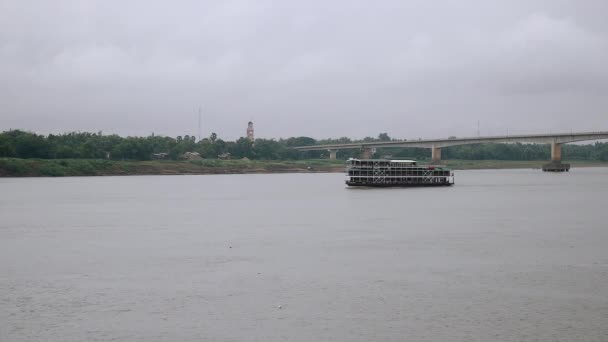 Cruise ship sailing on river under cloudy skies — Stock Video