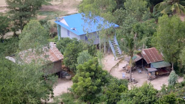 Vista superior de la casa de campo con patio entre plantas tropicales — Vídeos de Stock