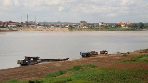 Excavadora de descarga de arena de río dragado de una barcaza en un pequeño camión — Vídeo de stock