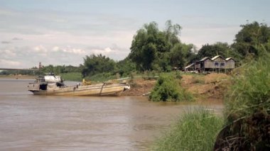 küçük bir kamyon üzerine bir mavna dan dredged nehir kum boşaltma ekskavatör