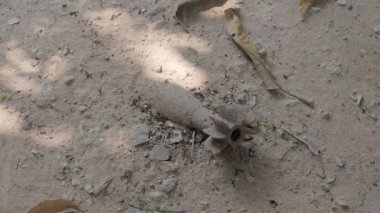 Patlamamış mühimmat (UXO) havan topunu yere yakın tut 