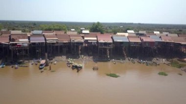 Kurak mevsim boyunca Tonle Sap nehrinin kıyısında yüzen köylerin hava aracı görüntüleri.