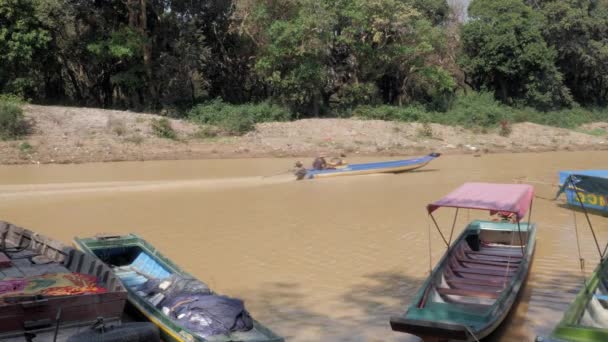 Long Tail Boats Sailing River Dry Season Close — Stock Video