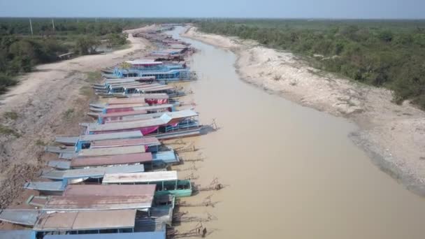 Low Fly Tourist Boats Parked Tonle Sap River — Stock Video