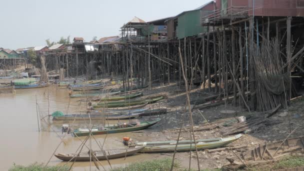 Aldeia Flutuante Com Barcos Ancorados Longo Das Margens Rio Tonle — Vídeo de Stock