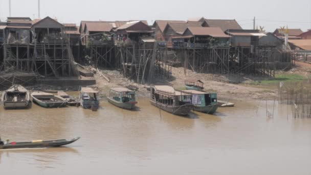 Pêcheur Sur Bateau Longue Queue Passer Village Flottant Faible Niveau — Video