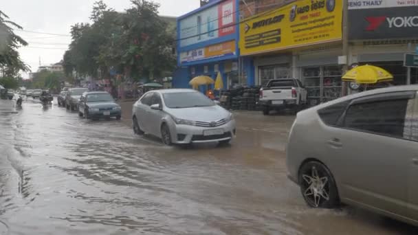 雨の中浸水した通りを走る車やバイクは — ストック動画