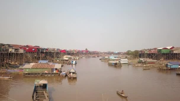 Vliegen Omhoog Kampong Phluk Dorp Dat Gebouwd Palen Rivier — Stockvideo