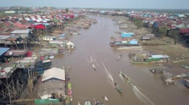 Nehirde yüzen bir köyden geçen tüm trafiğin görüntülerini çekiyoruz.
