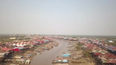 Kampong Phluk köyünün yukarısına doğru uçuyorlar.