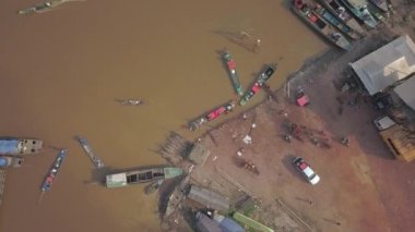 Balıkçı teknelerinin insansız hava aracı görüntüleri ve balık avlama günlerini balık tüccarlarına satan insanlar.