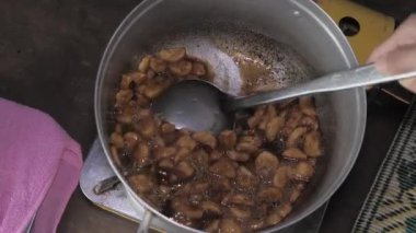 Muz meyvesini karıştır ve kapağı derin tencereye koy (reçel yap  )