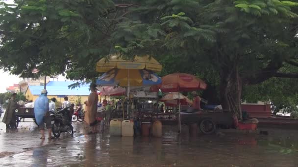 在雨天用罐头汽油在街上摊档出售 — 图库视频影像