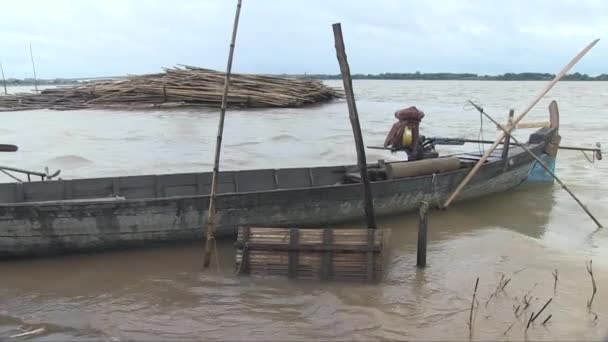 Kleines Fischerboot Ufer Des Mekong Während Eines Windigen Tages Mit — Stockvideo