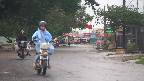 Mensen Rijden Motorfietsen Stad Een Regenachtige Dag — Stockvideo